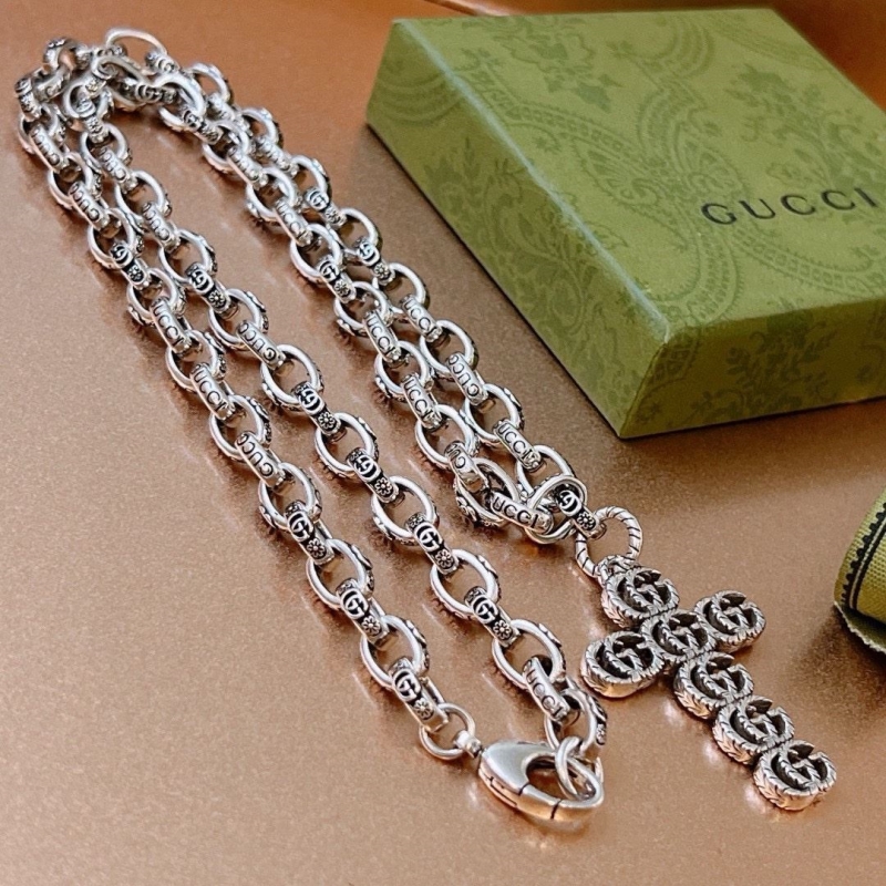 G*u*i necklaces
